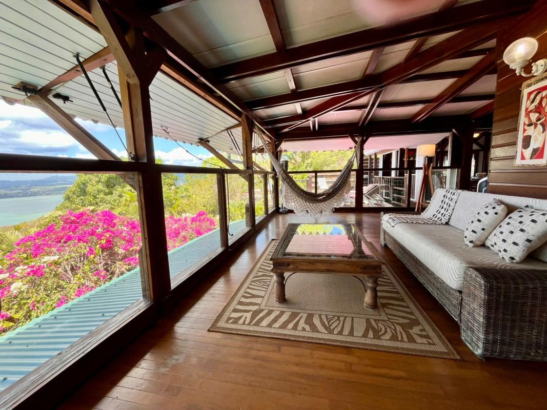 villa-avec-jacuzzi-vue-mer-tartane-caravelle - salon